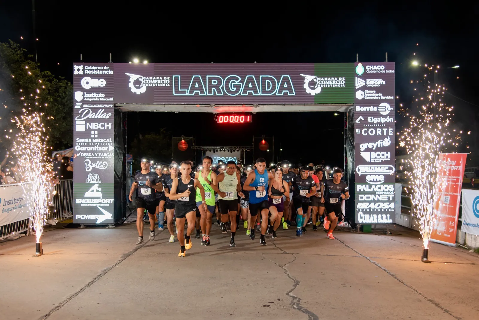 Carrera nocturna casi 500 corredores iluminaron la noche de